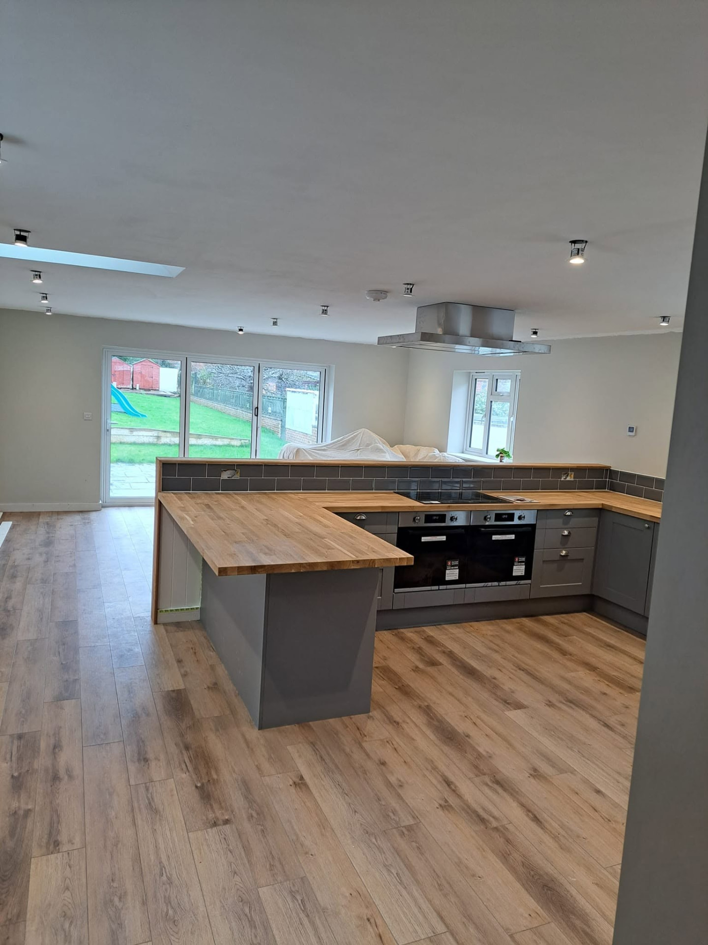 Home refurbishment: open plan kitchen, completed work, supplied project photograph